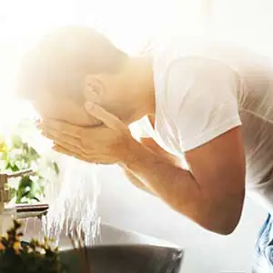 man die zijn gezicht wast